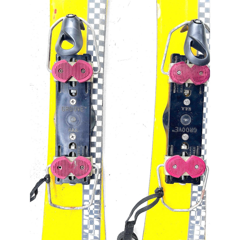 Groove Yellow Taxi skiboards with bindings - binding closeup