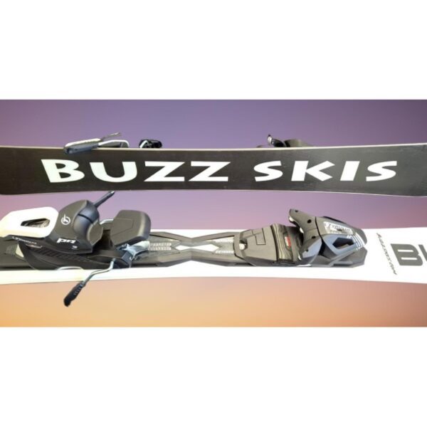Buzz Noir 99cm Skiboards with tyrolia bindings base